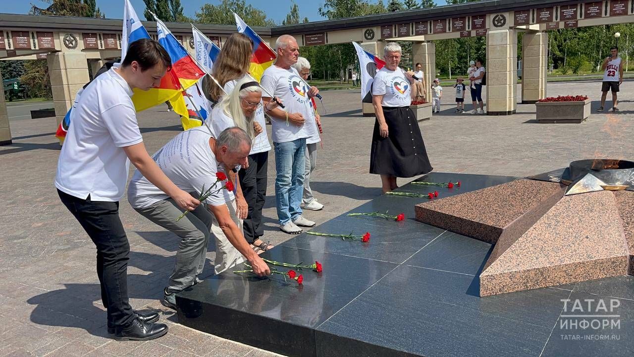 Немецкие активисты автопробега «За мир с Россией» возложили цветы в Казани