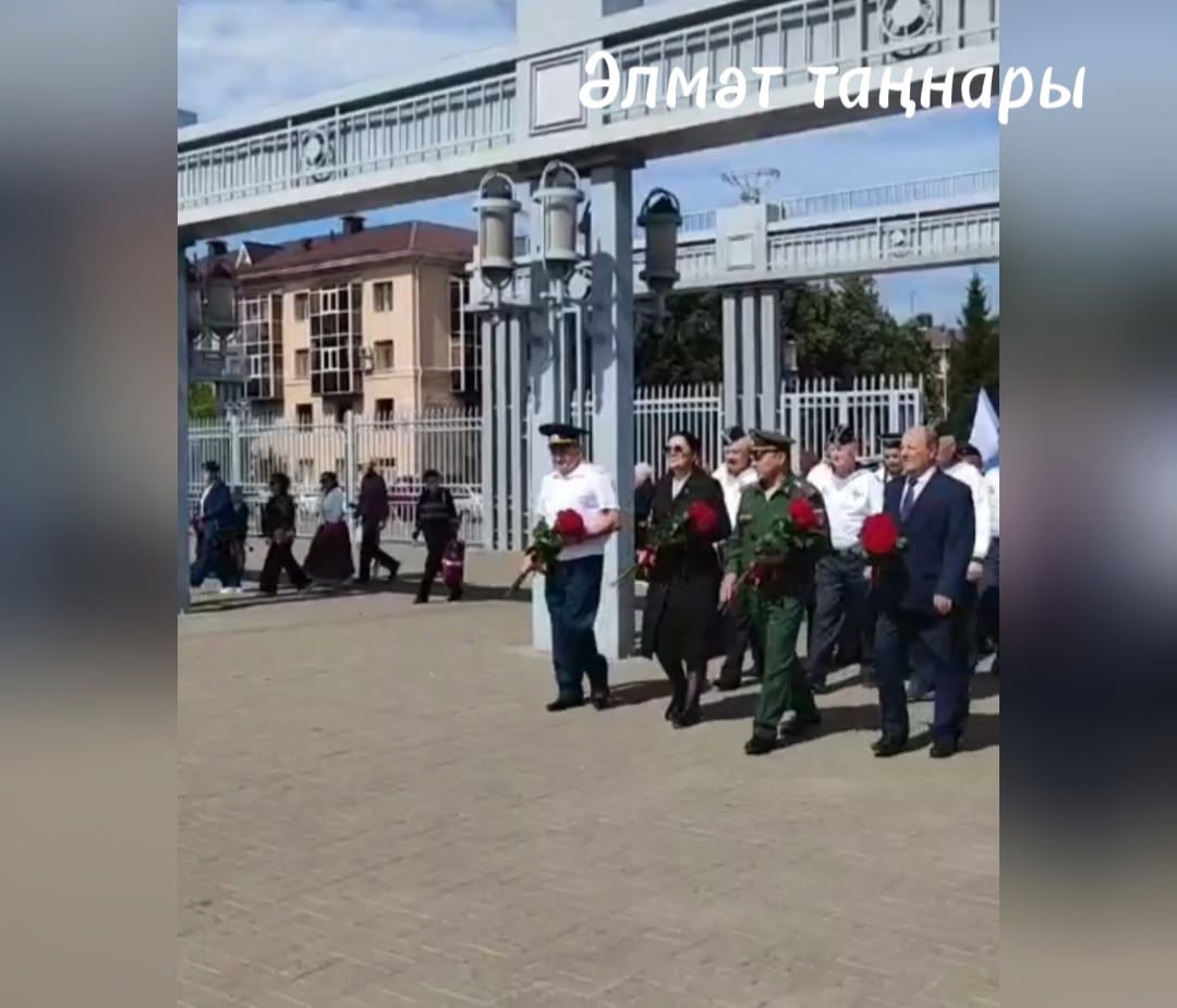Әлмәт хәрби-диңгез флоты көнен тантаналы рәвештә митинг һәм чәчәкләр салу белән билгеләп үтте