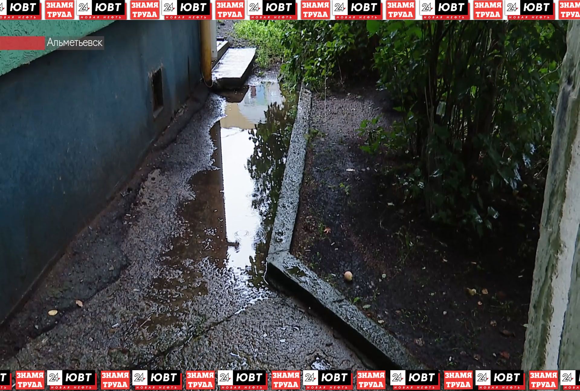 Жители улицы Гафиатуллина жалуются на потопы во дворе