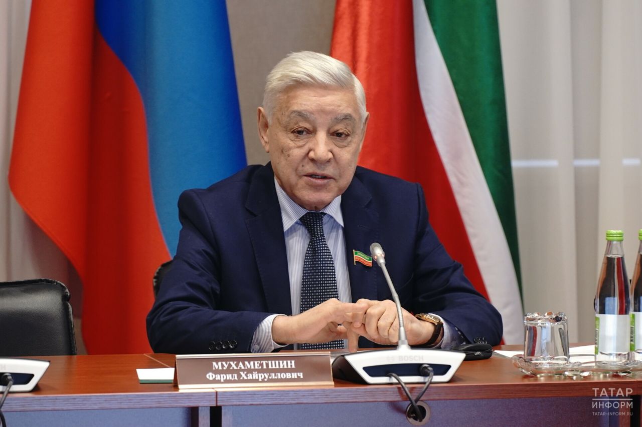 Мухаметшин поздравил татарстанцев с Днем Государственного флага России