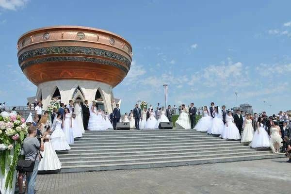 В День Республики в Казани поженятся 45 пар