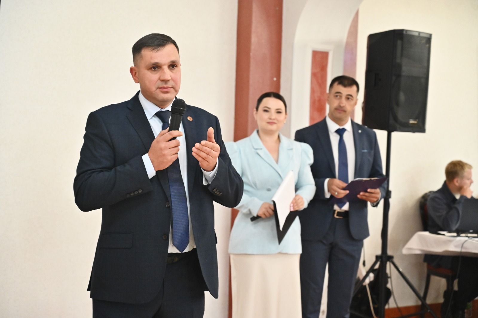 С уважением к прошлому, с достоинством в будущее