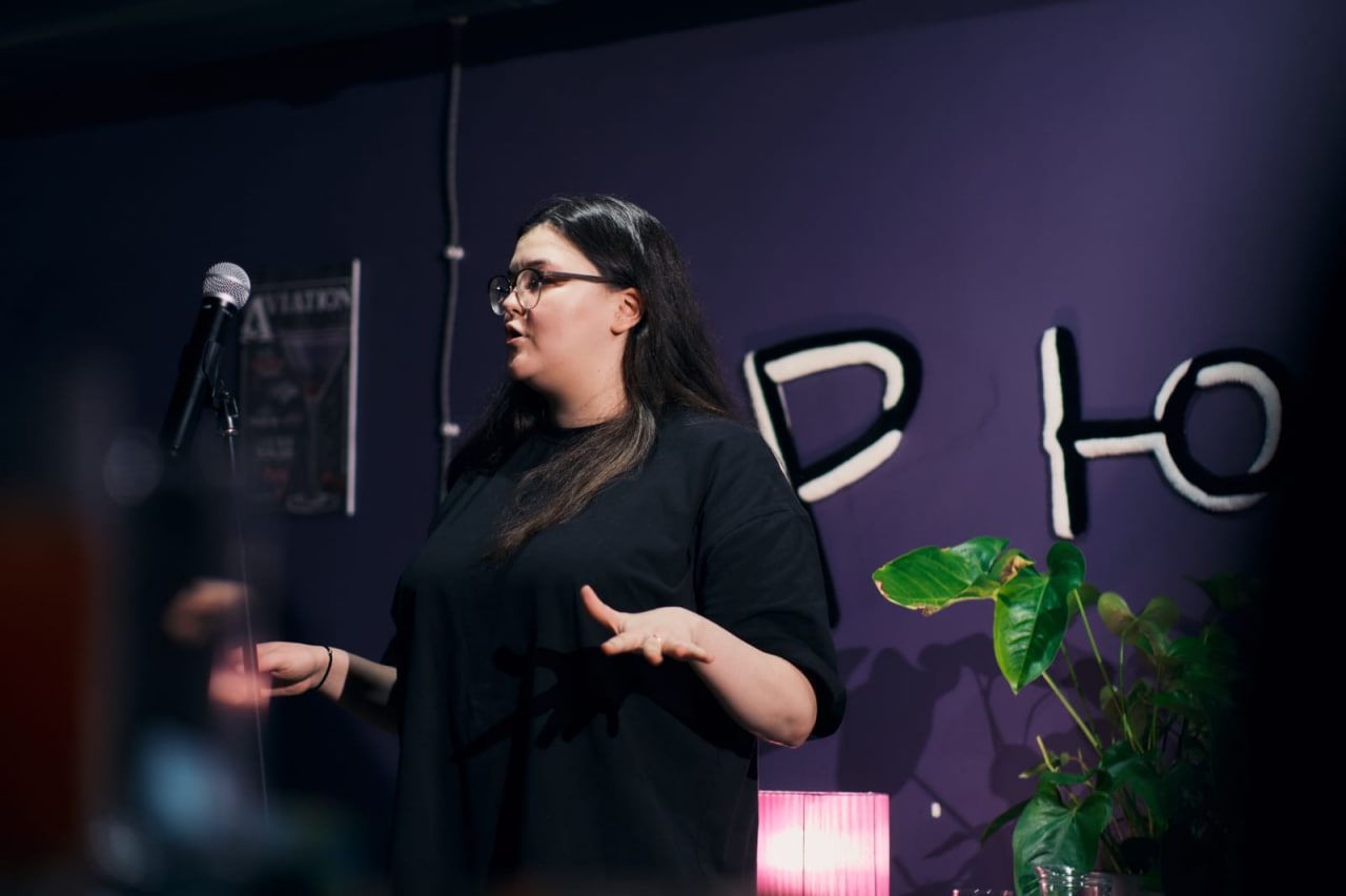 Как женщины завоевывают стендап-сцену