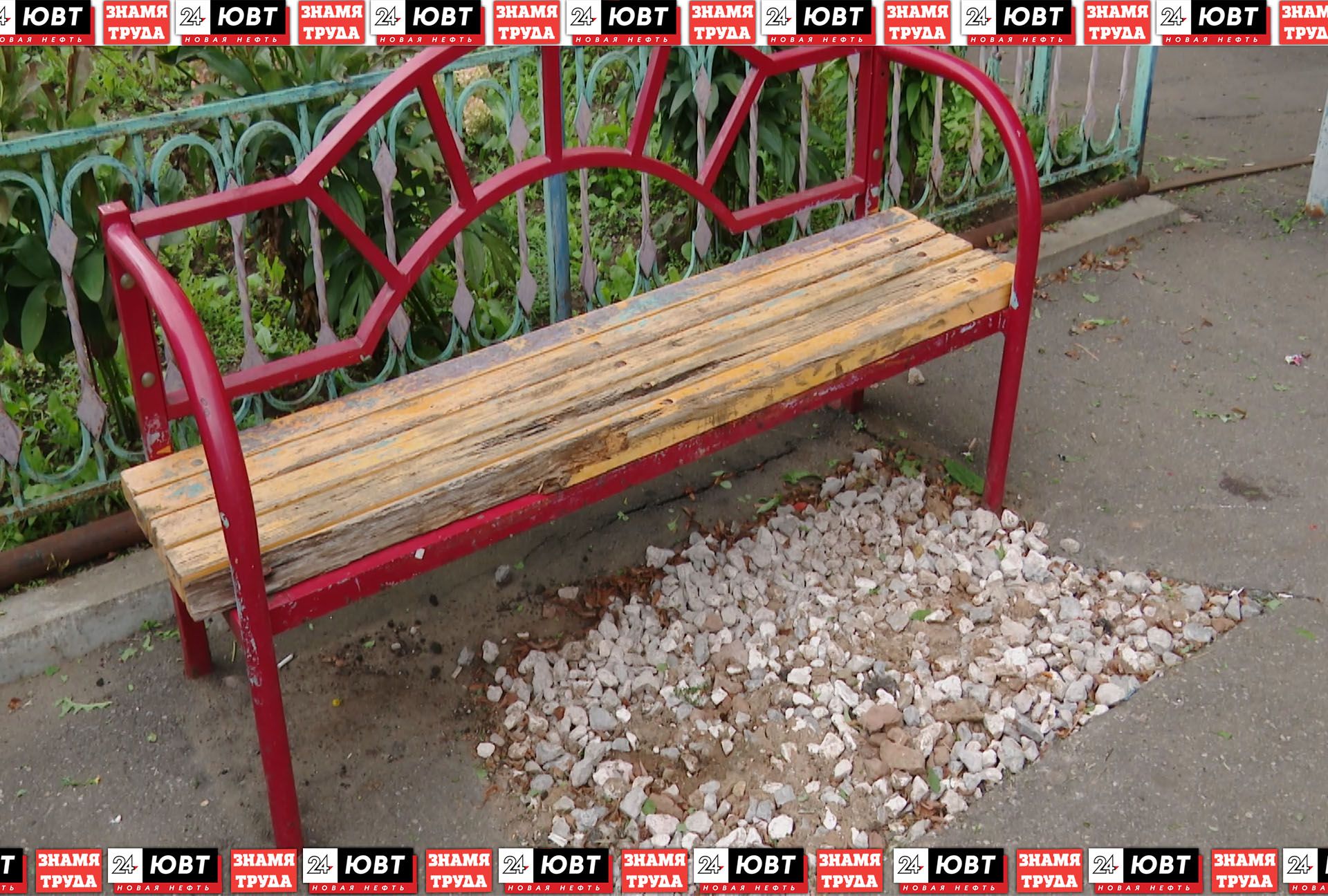 На Девонской, 93 до сих пор проваливается асфальт