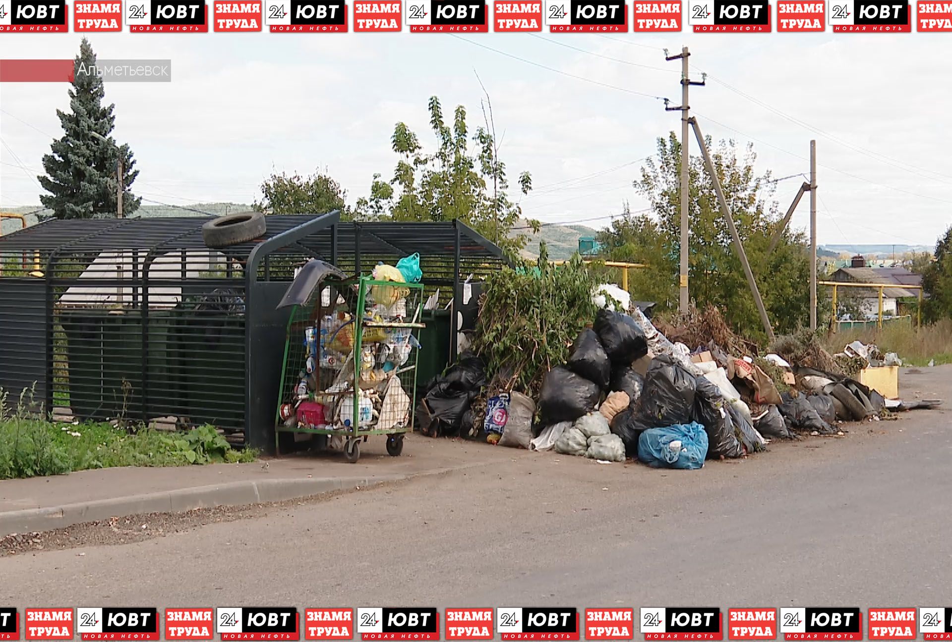 На одной из улиц Альметьевска образовалась свалка