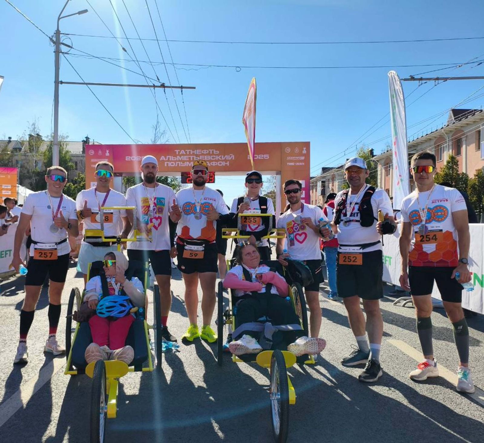 Волонтеры ОМК поддержали инклюзивный забег на Альметьевском полумарафоне