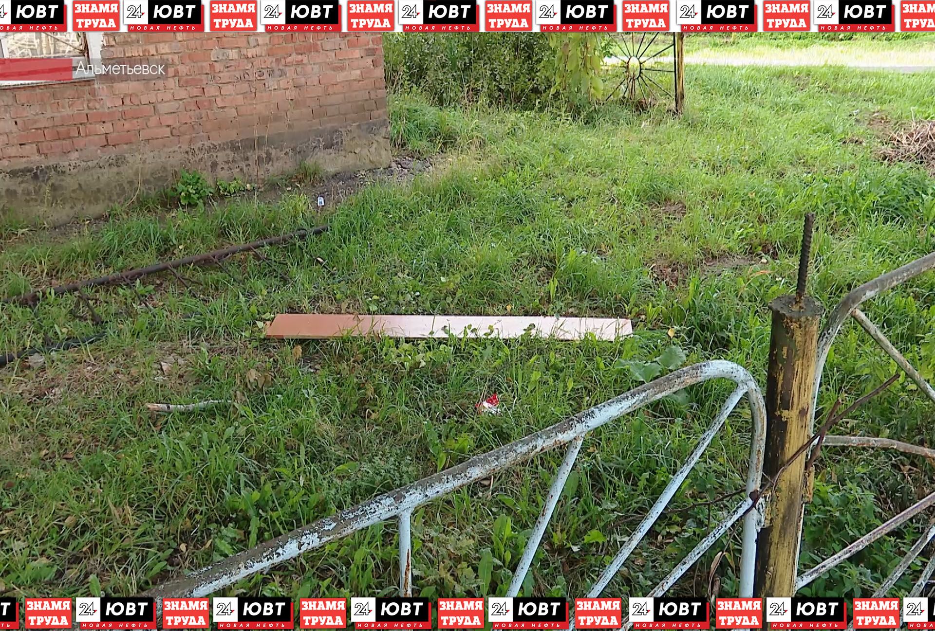 Жительница Альметьевска выбрасывала мусор из окна жилого дома