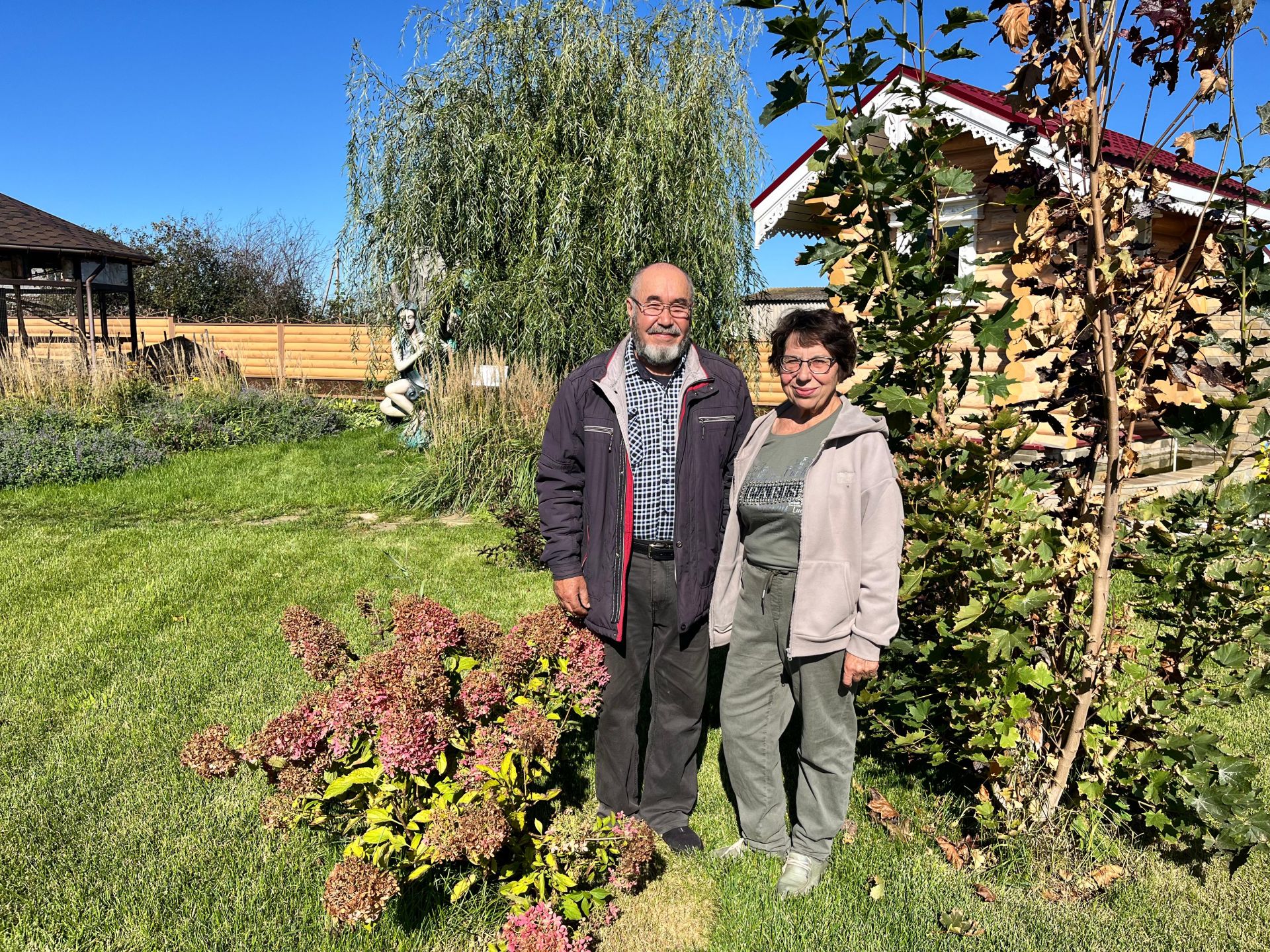 Супруги Валиевы создали цветущий уголок в Абдрахманово