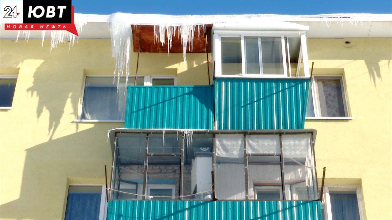 Жилинспекция объяснила, кто отвечает за падение снега с крыш