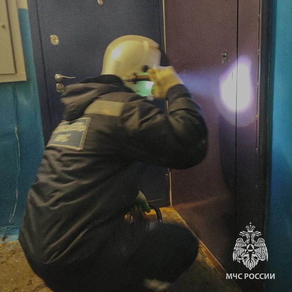 В Альметьевске спасатели помогли пенсионерке, запертой в квартире