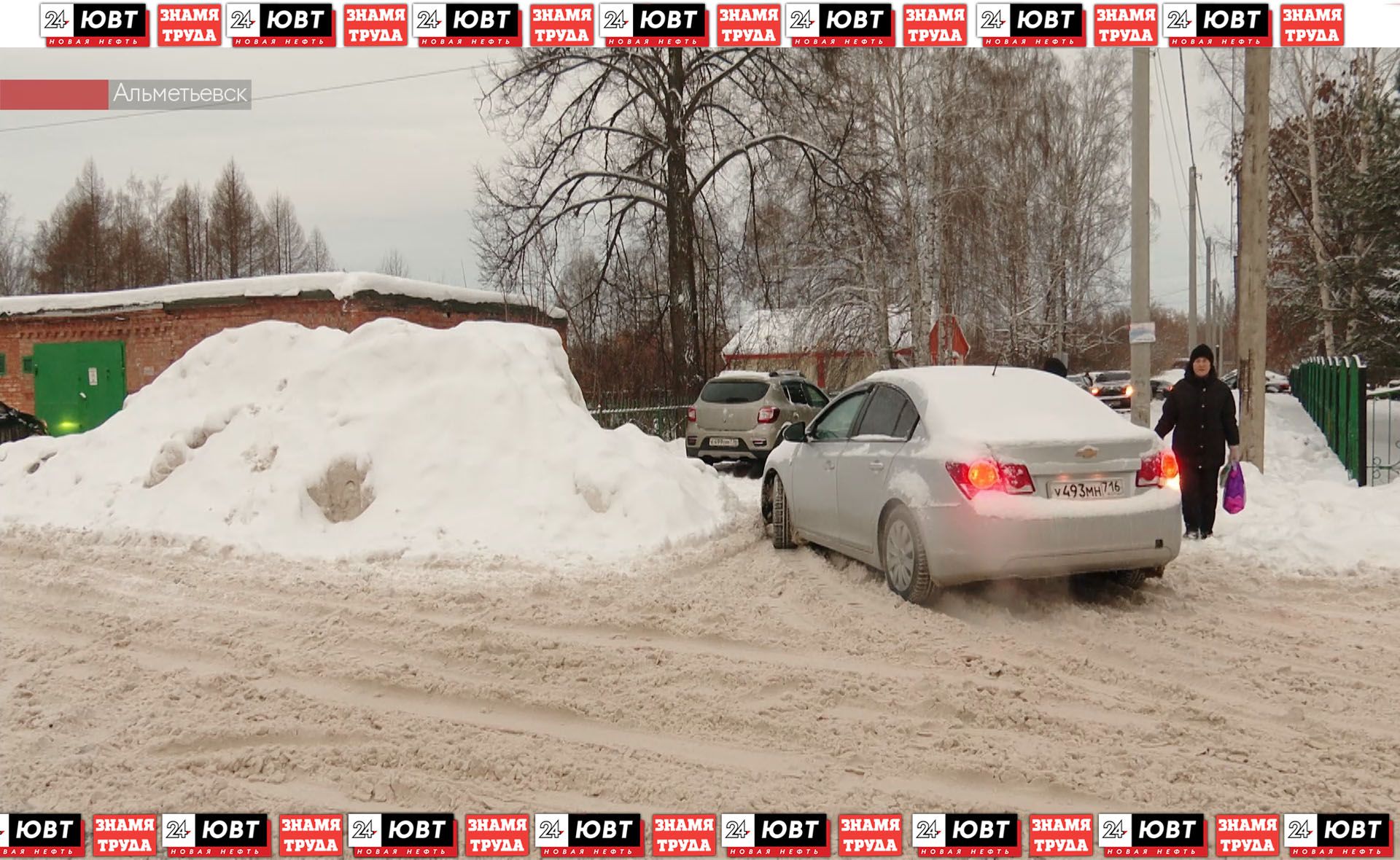 В СУ-2 снег перегородил людям проезд