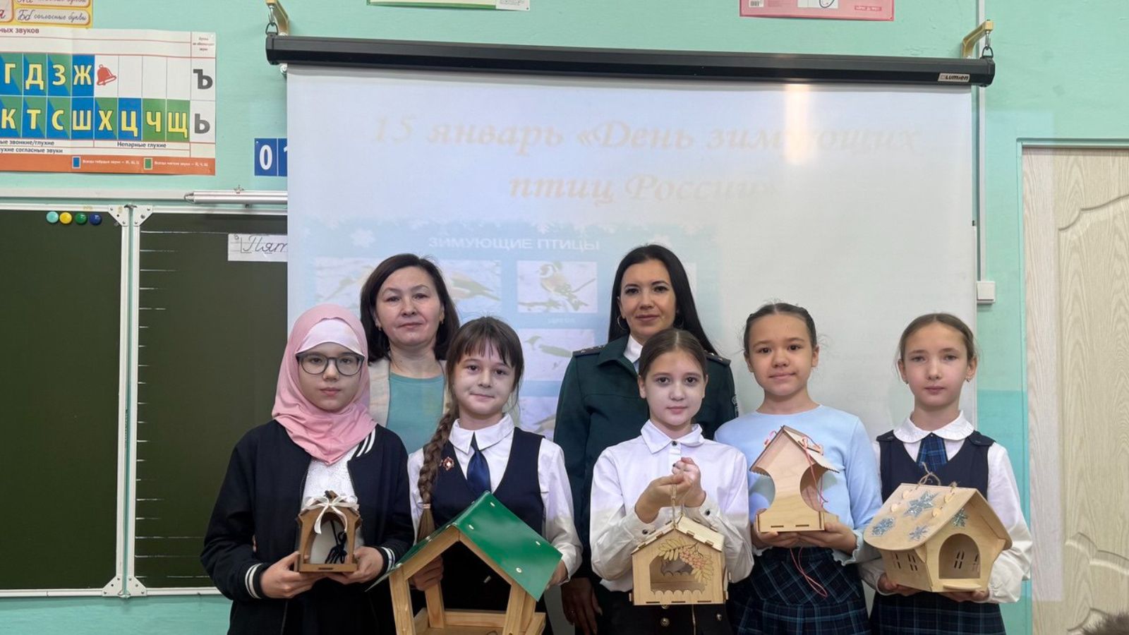 В Азнакаево для школьников провели экоурок о зимующих птицах