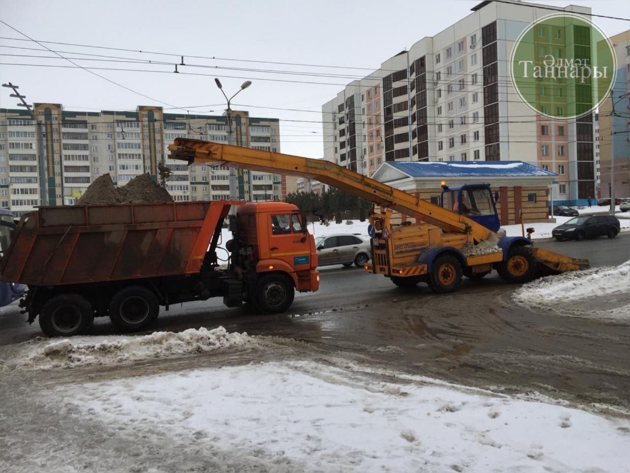 Әлмәт машина йөртүчеләрен махсус техника өчен юлларны бушатуны сорыйлар