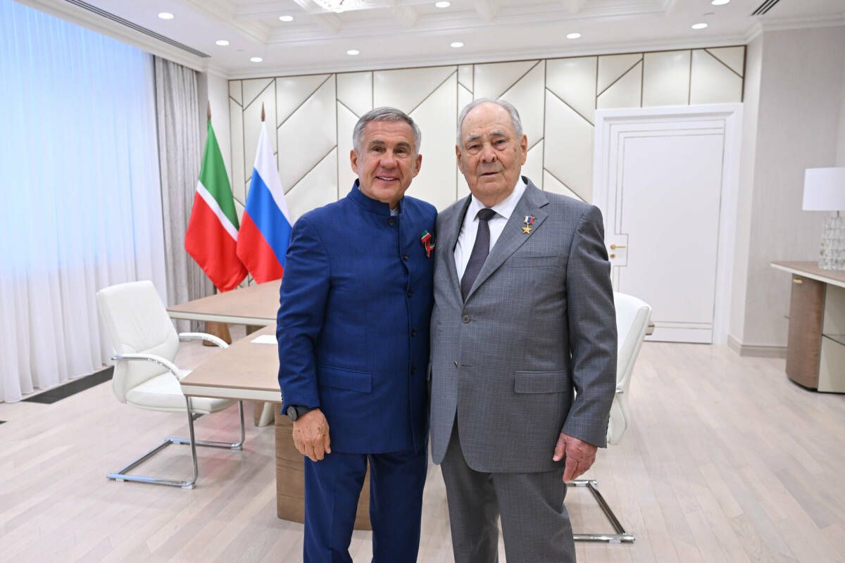 Рустам Минниханов поздравил первого президента РТ Минтимера Шаймиева с днем рождения