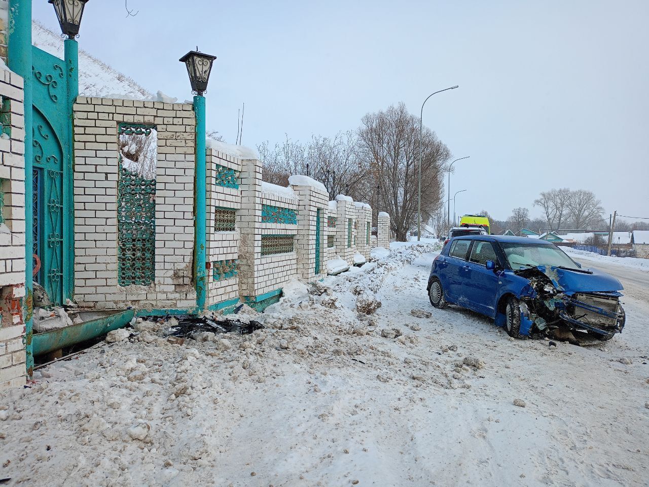В Лениногорском районе женщина не справилась с управлением и въехала в бетонную стену