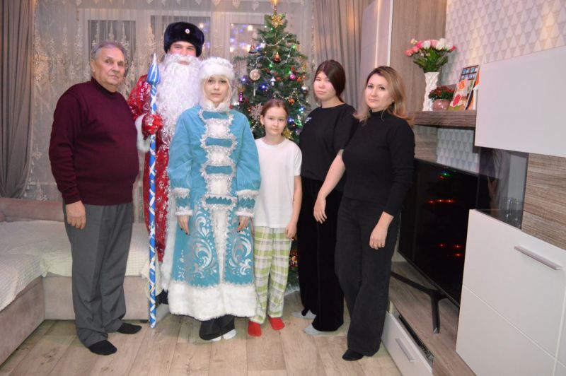 В Альметьевске Полицейский Дед Мороз поздравил семью погибшего бойца СВО