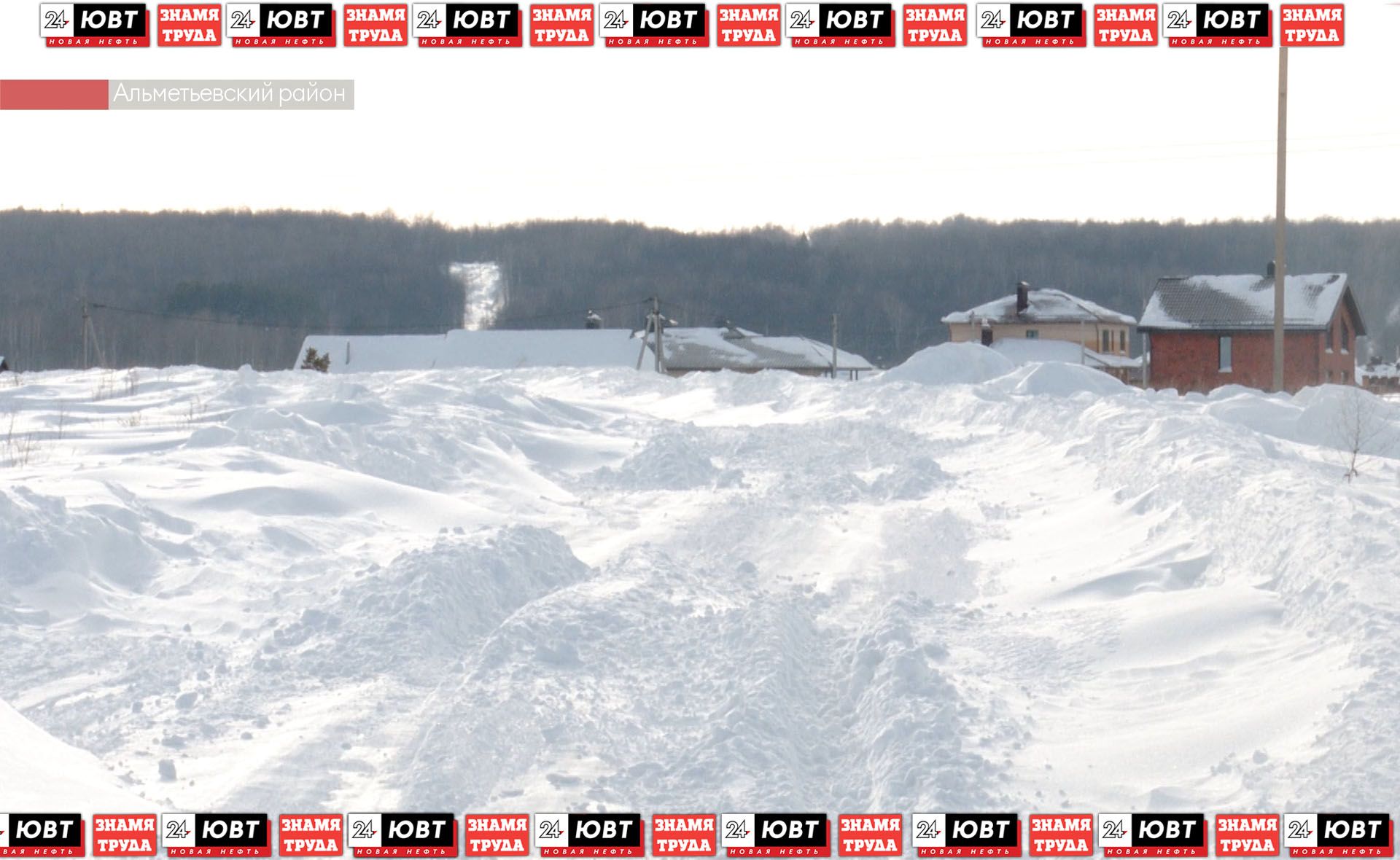 Жители Кульшарипово вынуждены пробираться к домам через кучи снега и сугробы