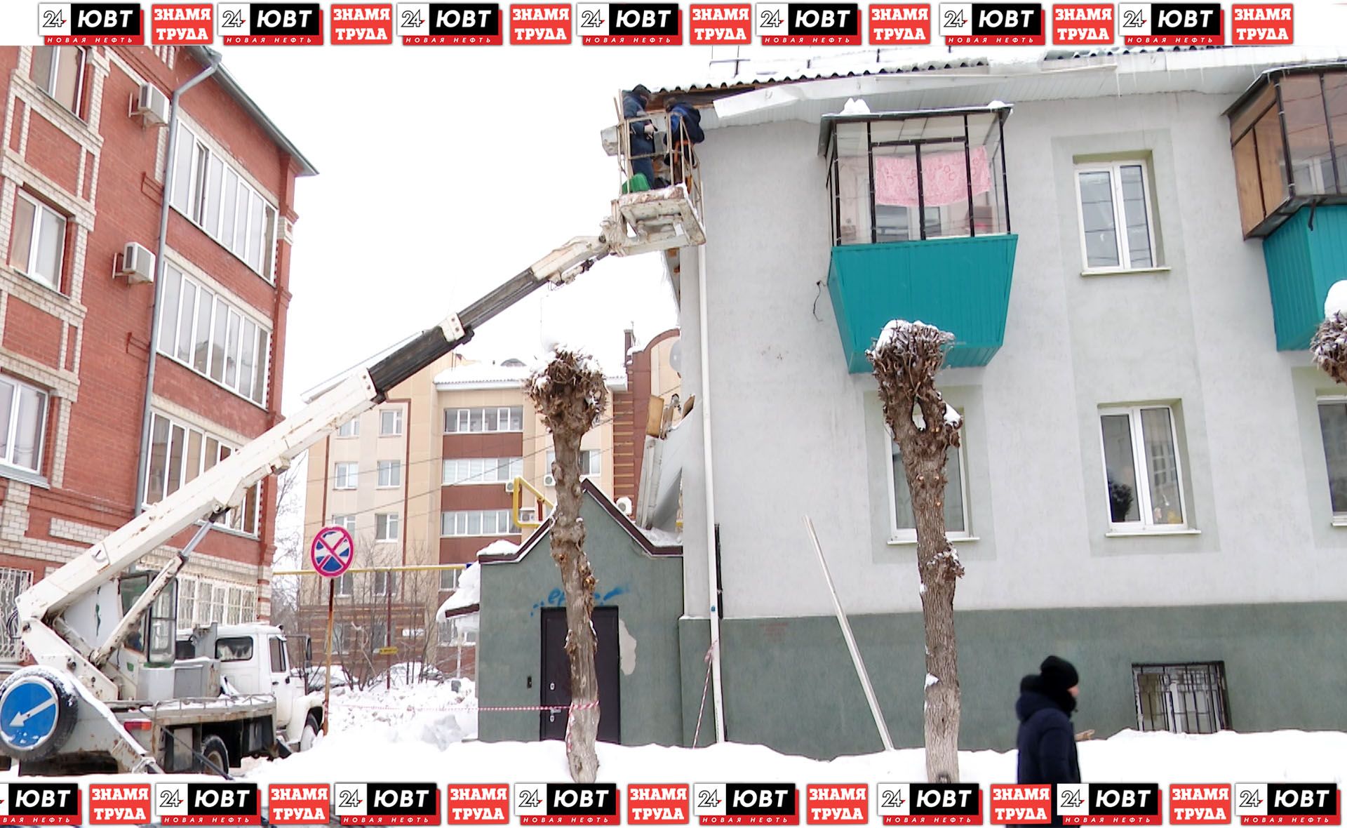 В Альметьевске снежные лавины повредили несколько крыш и карнизов