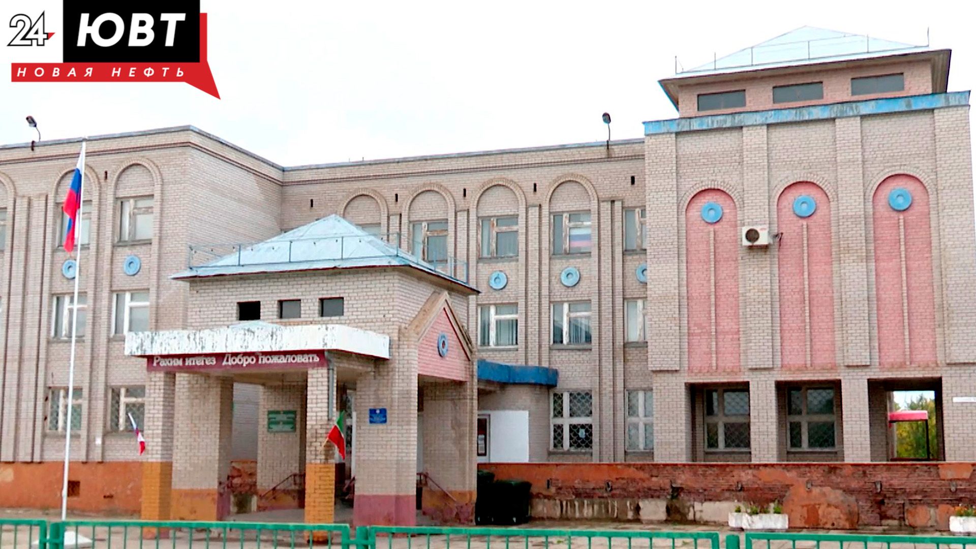 Раис РТ утвердил премии по 115 тыс. рублей для учителей татарского языка