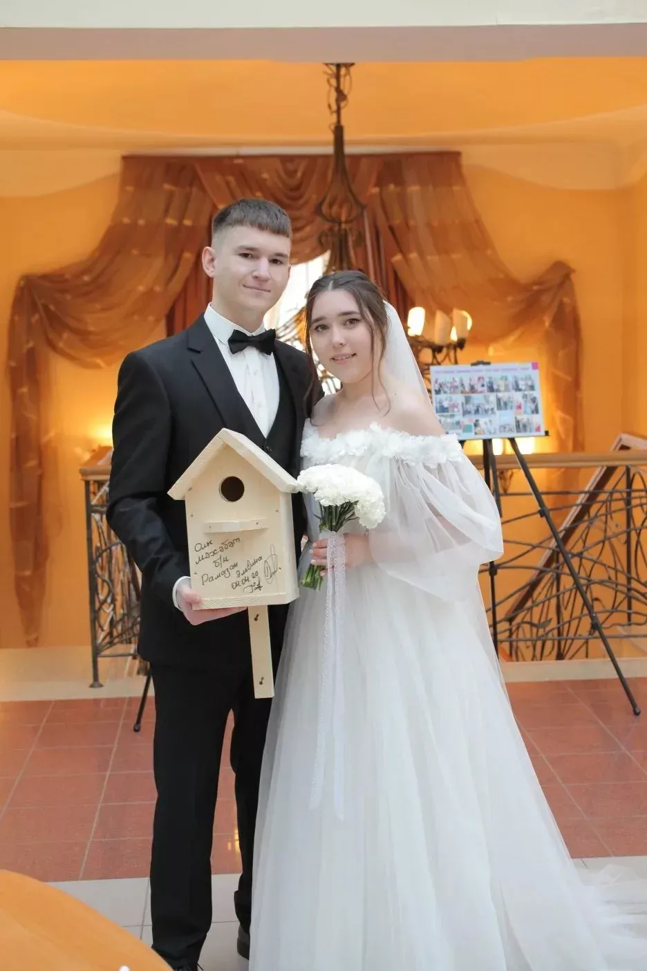 Молодожены из Альметьевска подарили ЗАГСу скворечники как символ гармонии с природой