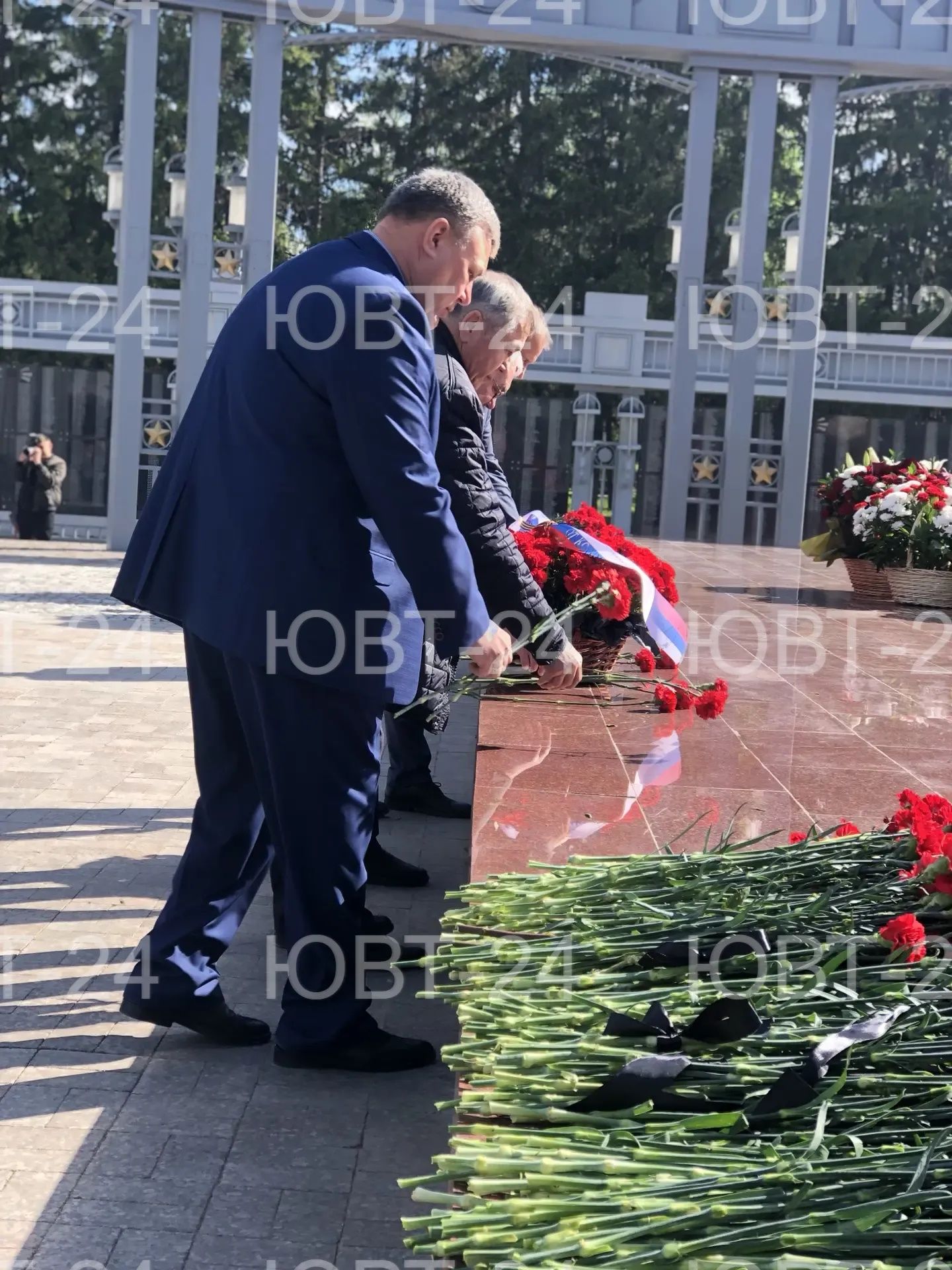 Возложение цветов к Вечному огню в Альметьевске - фоторепортаж