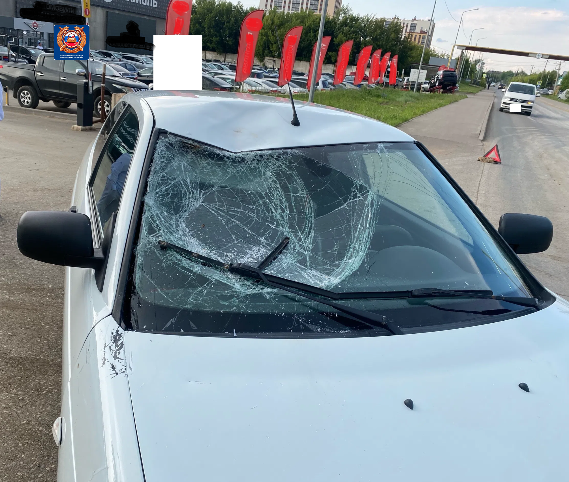 В Альметьевске «Лада» сбила двух девочек-подростков на самокате