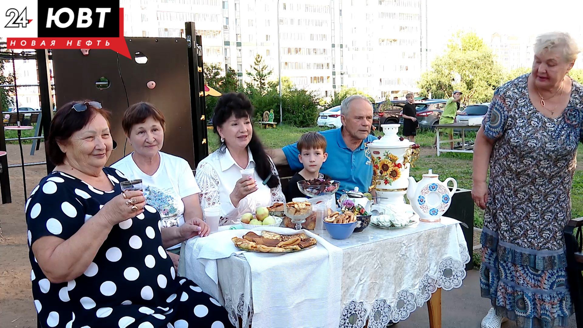 Жители Ленина, 143 больше десяти лет украшают свой двор
