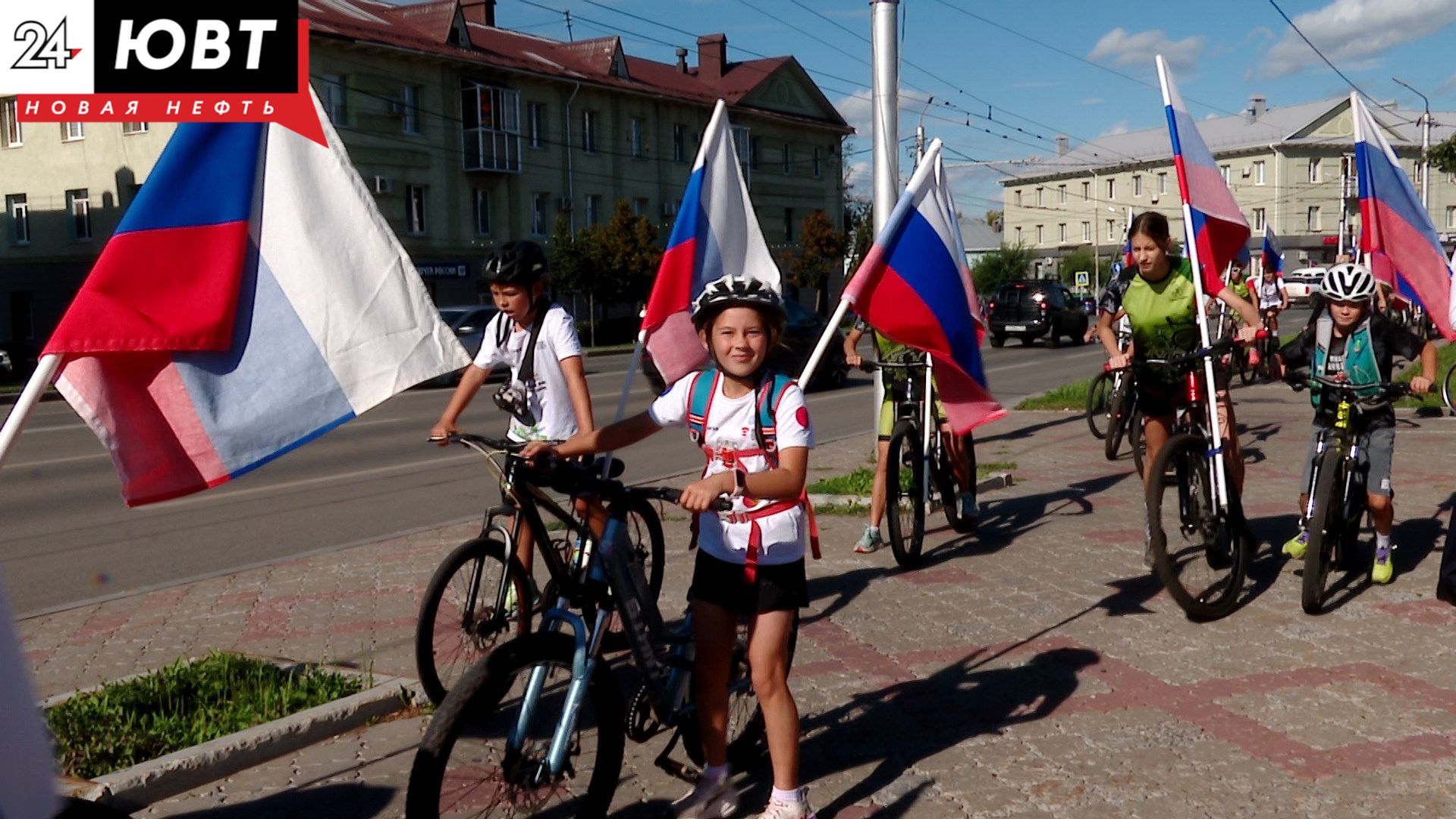 Жители Альметьевска отметили День Государственного флага РФ