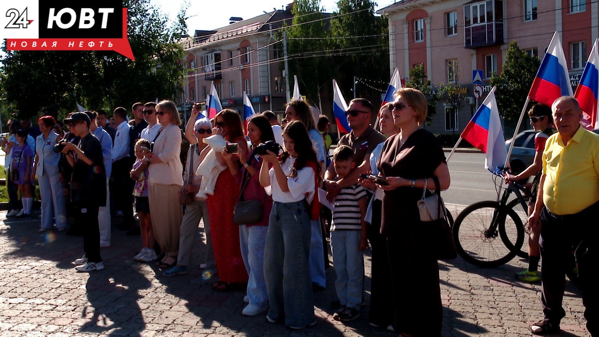 Жители Альметьевска отметили День Государственного флага РФ