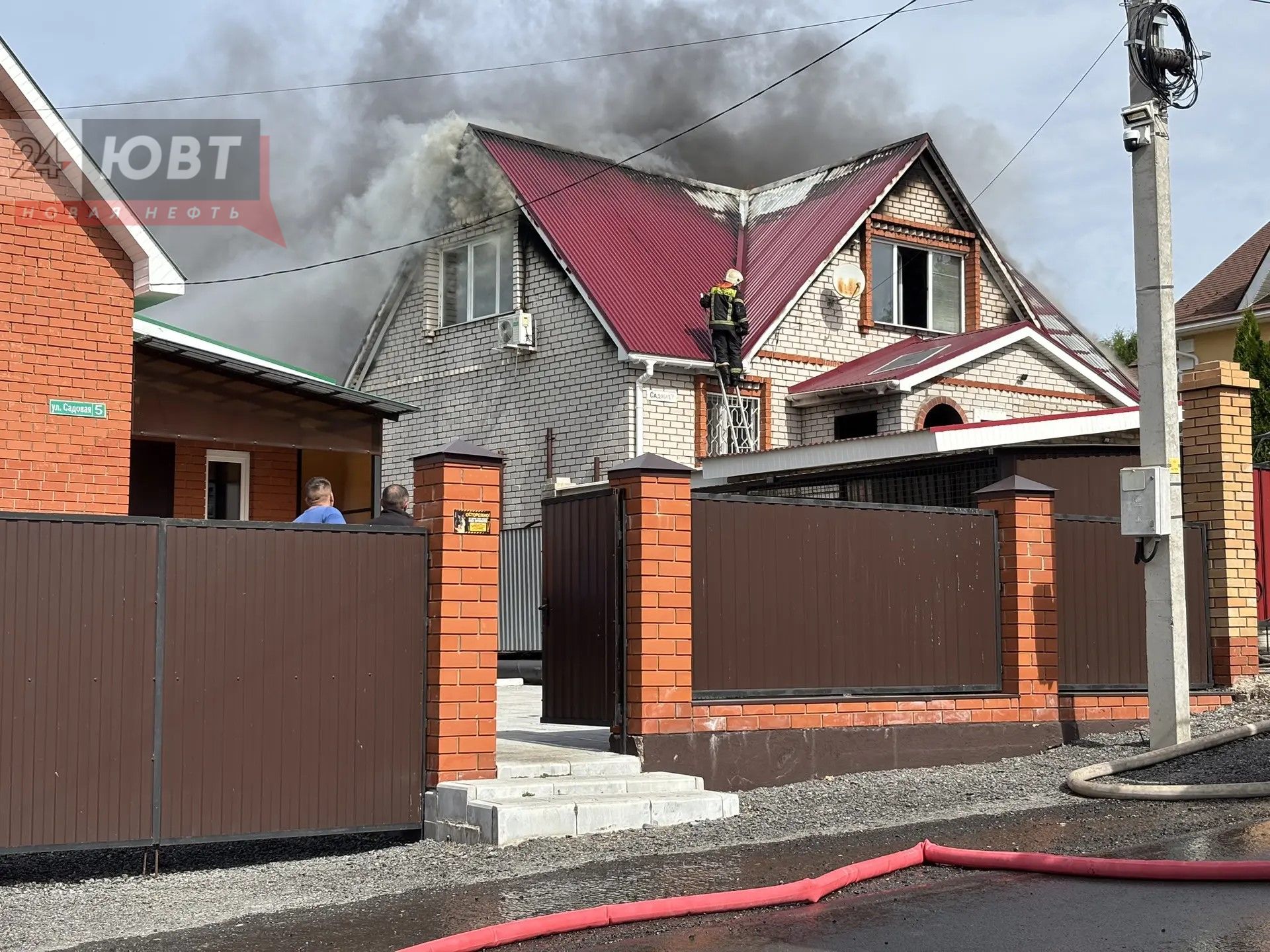 В Красноармейке горит частный дом