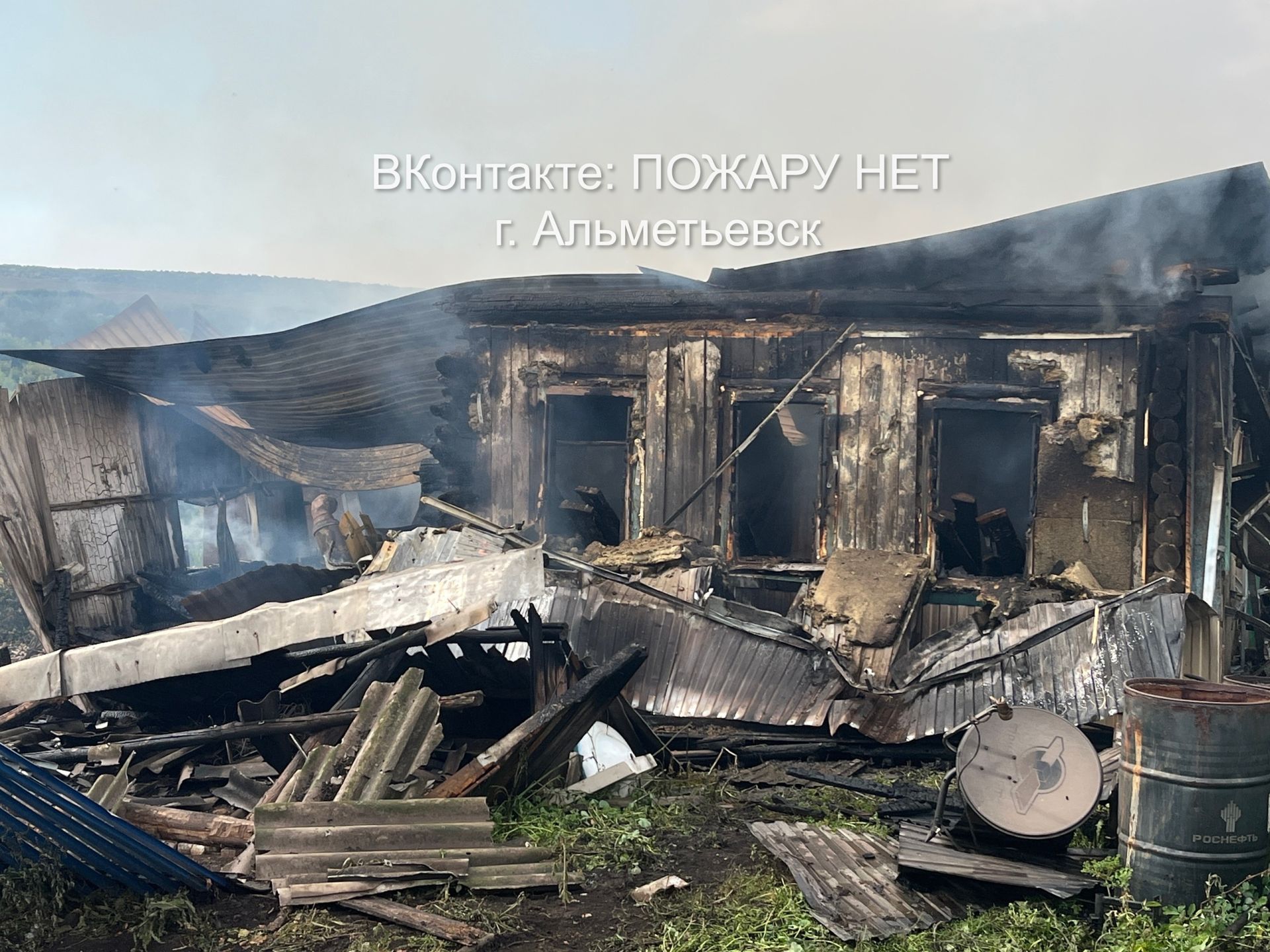 Огонь уничтожил дом и постройки в Альметьевском районе