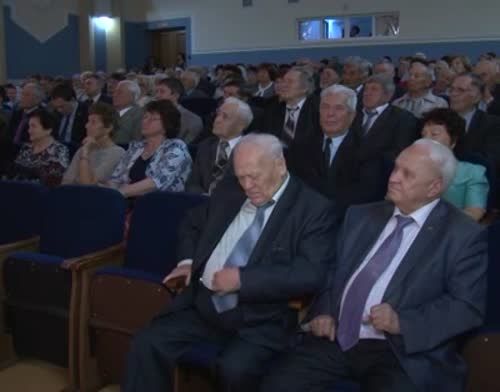 Пенсионеров Альметьевска пригласили на торжественное собрание и праздничный концерт