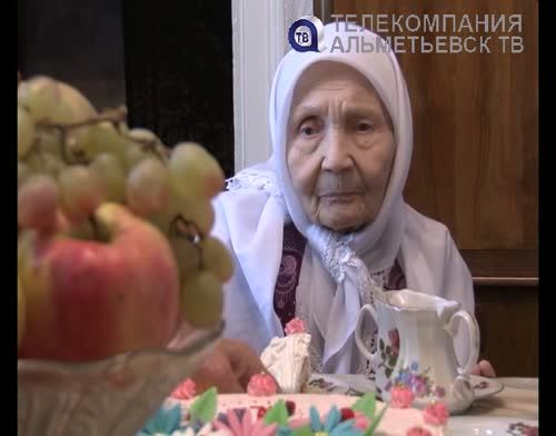 В Альметьевске долгожительницу поздравили с 95-летием