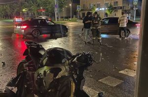 В Альметьевске на перекрестке Ленина-Джалиля столкнулись авто и мотоцикл