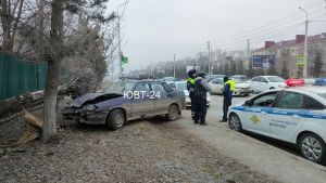 В Альметьевске машина влетела в дерево