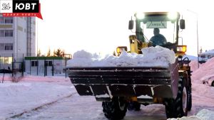 В Альметьевске продолжают борьбу со снегом