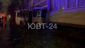 В Альметьевске автобус въехал в многоквартирный дом