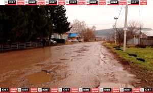 Больше 25 лет без ремонта: жители Русского Акташа пожаловались на состояние дорог