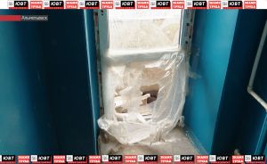 Два года собственники квартир в доме 8 Марта, 4а живут с разбитым стеклом двери общего балкона