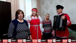Народный ансамбль из Русского Акташа поздравил бывших коллег с декадой пожилых
