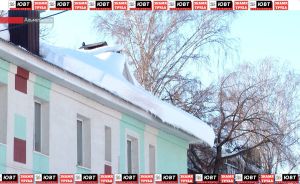 Снег лавиной сходит с крыш домов в Альметьевске