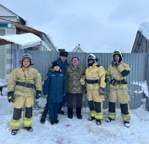 Бойцы 27-й пожарной части Альметьевска очистили от снега двор ветерана