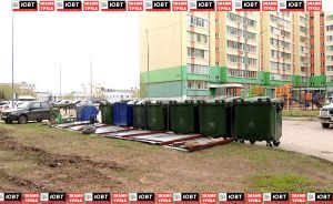 Сильный ветер обрушил деревья и крыши в Альметьевске