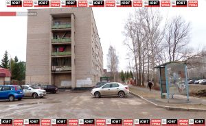 Жители Фахретдина, 65 просят установить знак, запрещающий парковку у автобусной остановки