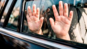 В Казани автоинспекторы спасли запертого в машине годовалого ребенка