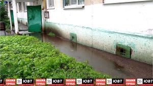 Дождевая вода затопила один из подъездов на Мира, 13