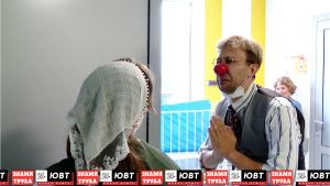 Юных пациентов Альметьевска посетили больничные клоуны