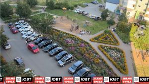 Жители одного из домов Альметьевска уже более 10 лет украшают свой двор