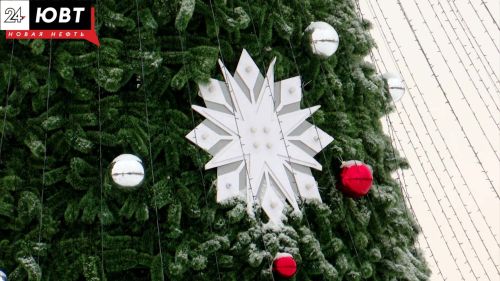В Альметьевске устанавливают елки и новогодние декорации