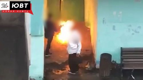 Подростки в Альметьевске разожгли костер прямо у подъезда